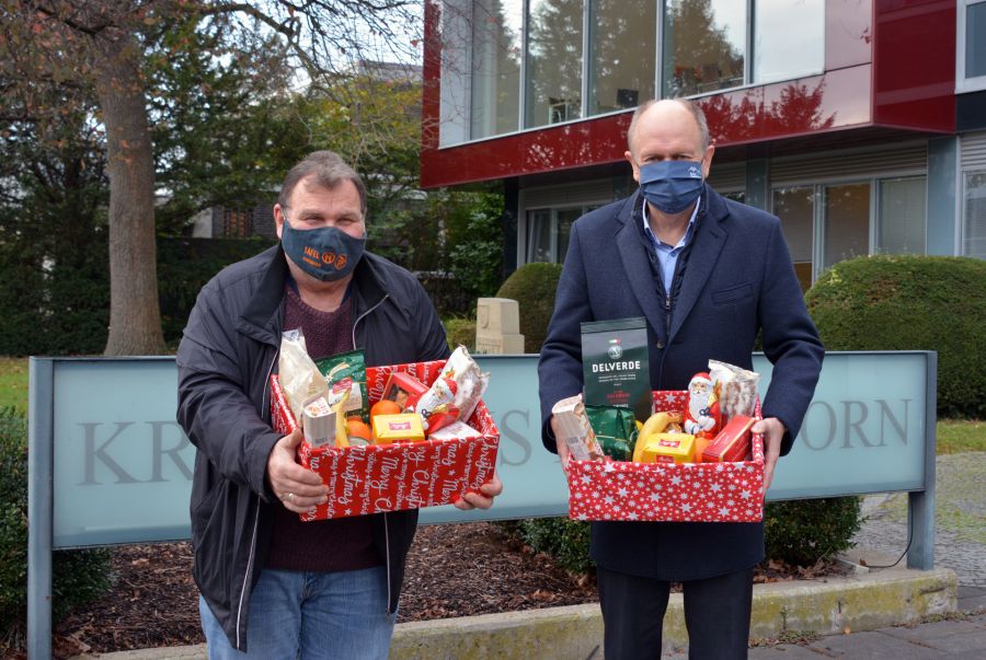 Hoffen auf die Unterstützung zahlreicher Mitbürger – Geschäftsführer Wolfgang Hildesheim und Schirmherr Landrat Christoph Rüther rufen zur Päckchen-Spende für die Paderborner Tafel auf. Bild: Kreis Paderborn, Amt für Presse- und Öffentlichkeitsarbeit, Meike Delang